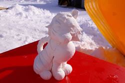 旭山動物園内での雪像作り