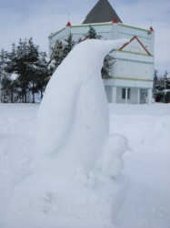 旭山動物園ペンギン雪像づくりコンテスト