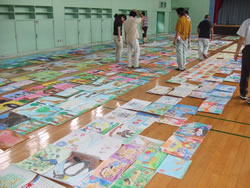 旭山動物園児童動物画コンクールの審査会が開催されました