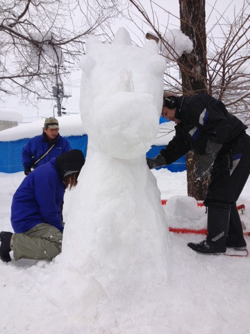 雪像作りを開催しました。