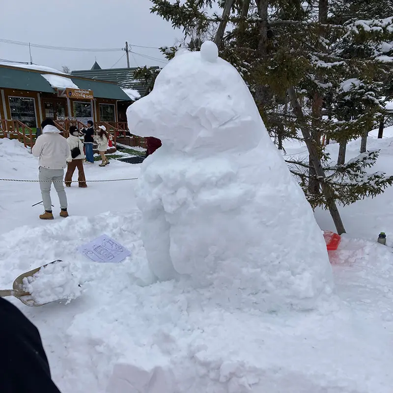 2026年雪像作り。タヌキを作りました！ – 旭山動物園くらぶ