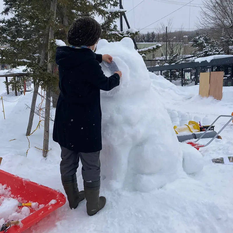 2026年雪像作り。タヌキを作りました！ – 旭山動物園くらぶ
