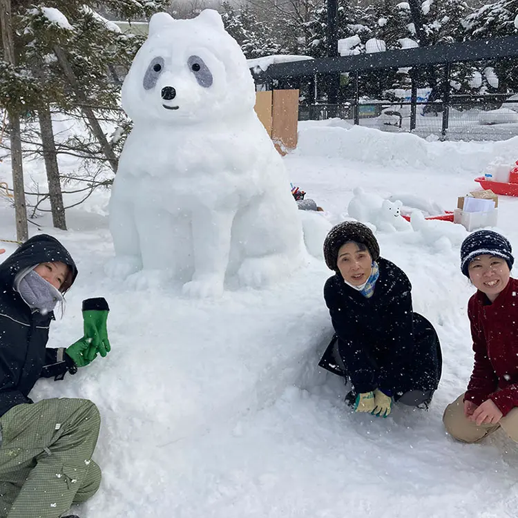 2026年雪像作り。タヌキを作りました！ – 旭山動物園くらぶ